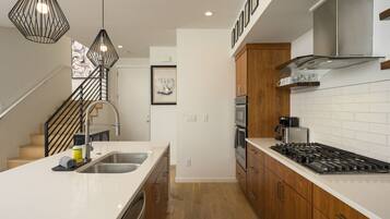 Fridge, oven, stovetop, dishwasher