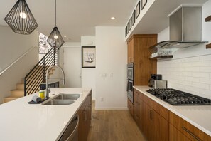 Refrigerador, horno, parrilla de estufa y lavavajillas 