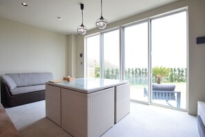 Villa, frente a la playa | Servicio de comidas en la habitación