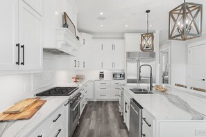 Een koelkast, een magnetron, een oven, een kookplaat