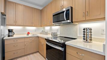 Een koelkast, een magnetron, een oven, een kookplaat