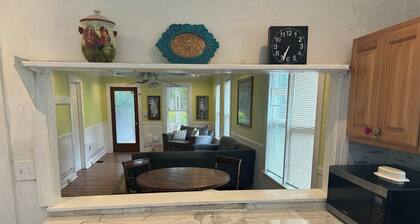 Charming 2-bedroom House Close to Downtown, Midtown, and FSU