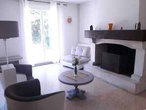 Interior - Large house in Provence village of Entressen with enclosed garden planted with trees, quiet location (Istres)