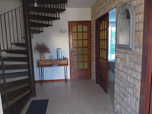 Grande maison en Provence village d'Entressen avec jardin clos  arboré ,au calme