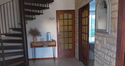 Grande maison en Provence village d'Entressen avec jardin clos arboré ,au calme