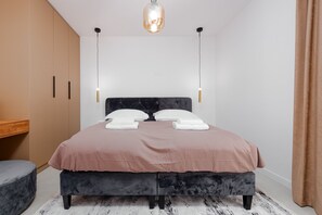 4 bedrooms, iron/ironing board, free WiFi, bed sheets