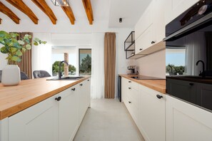 電子レンジ、食器洗い機、コーヒー / ティーメーカー、調理器具と食器