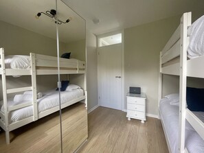2 室のベッドルーム、アイロン / アイロン台、WiFi、ベッドシーツ