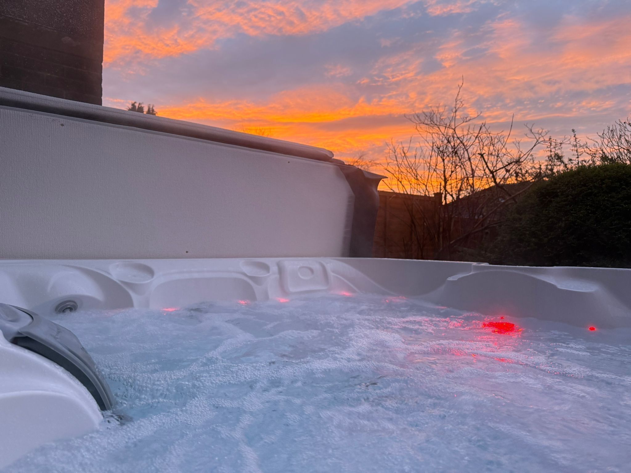 Ein Whirlpool mit Sonnenuntergangsblick.