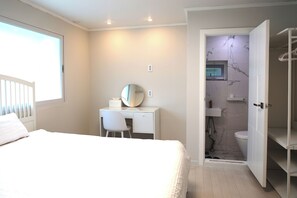3 bedrooms, iron/ironing board, WiFi - Spacious 3-Bedroom Home in Trendy Seoul Near Gyeongui Line Forest Park. (Seoul)