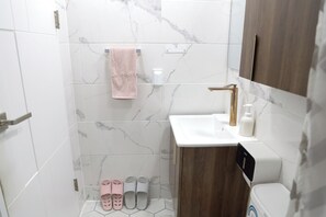 Shower, hair dryer, towels, soap - Spacious 3-Bedroom Home in Trendy Seoul Near Gyeongui Line Forest Park. (Seoul)