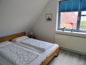 2 Schlafzimmer, Reisekinderbett, kostenloses WLAN, Bettwäsche