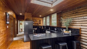 Microwave, oven, stovetop, dishwasher - Stay 3 for 2 this Winter* 5 min walk to beach (PEARL BEACH)