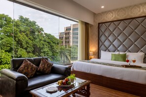 Ropa de cama de alta calidad, muebles diferentes y escritorio 