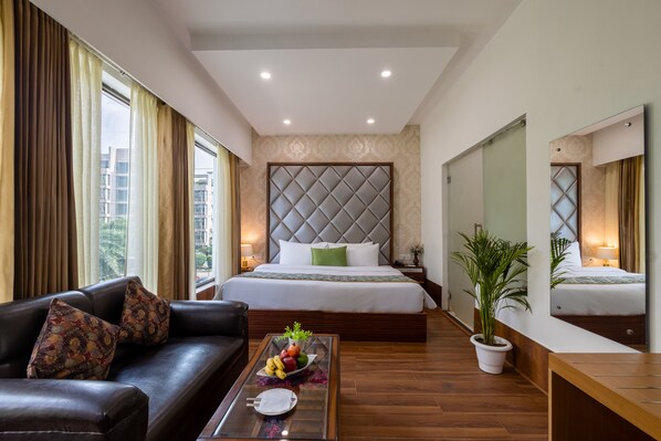 Club Room | Premium bedding, individually furnished, desk, laptop workspace