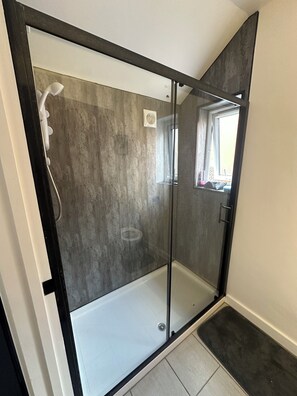 Ducha, toallas, jabón, papel higiénico