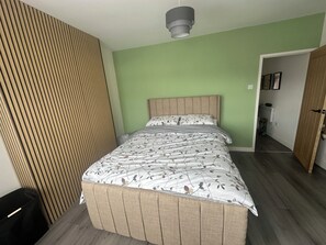 1 habitación, tabla de planchar con plancha y ropa de cama 