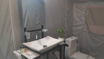 Tente Deluxe, vue montagne | Salle de bain | Serviettes fournies, savon