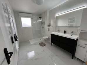 Shower, hair dryer, towels - "Villa LOM: 800m from the beach (Asnelles)