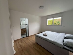 4 室のベッドルーム、旅行用ベビーベッド、WiFi、ベッドシーツ