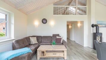 Fernseher, Kamin, Stereoanlage