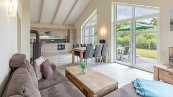 Fernseher, Kamin, Stereoanlage