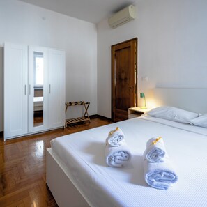 2 bedrooms, desk, iron/ironing board, travel crib