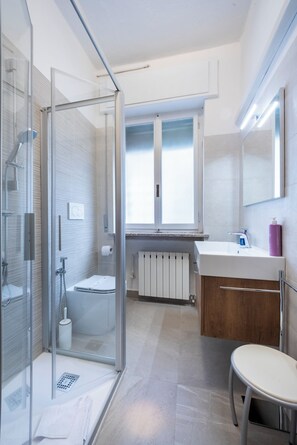 Regadera, secadora de cabello, bidet, toallas 