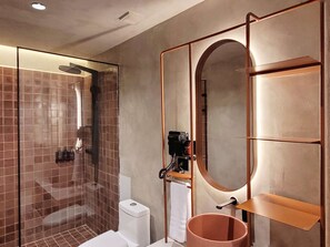 Suihku, hiustenkuivaaja, pyyhkeet