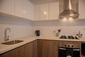 Refrigerador, horno, parrilla de estufa y utensilios de cocina 