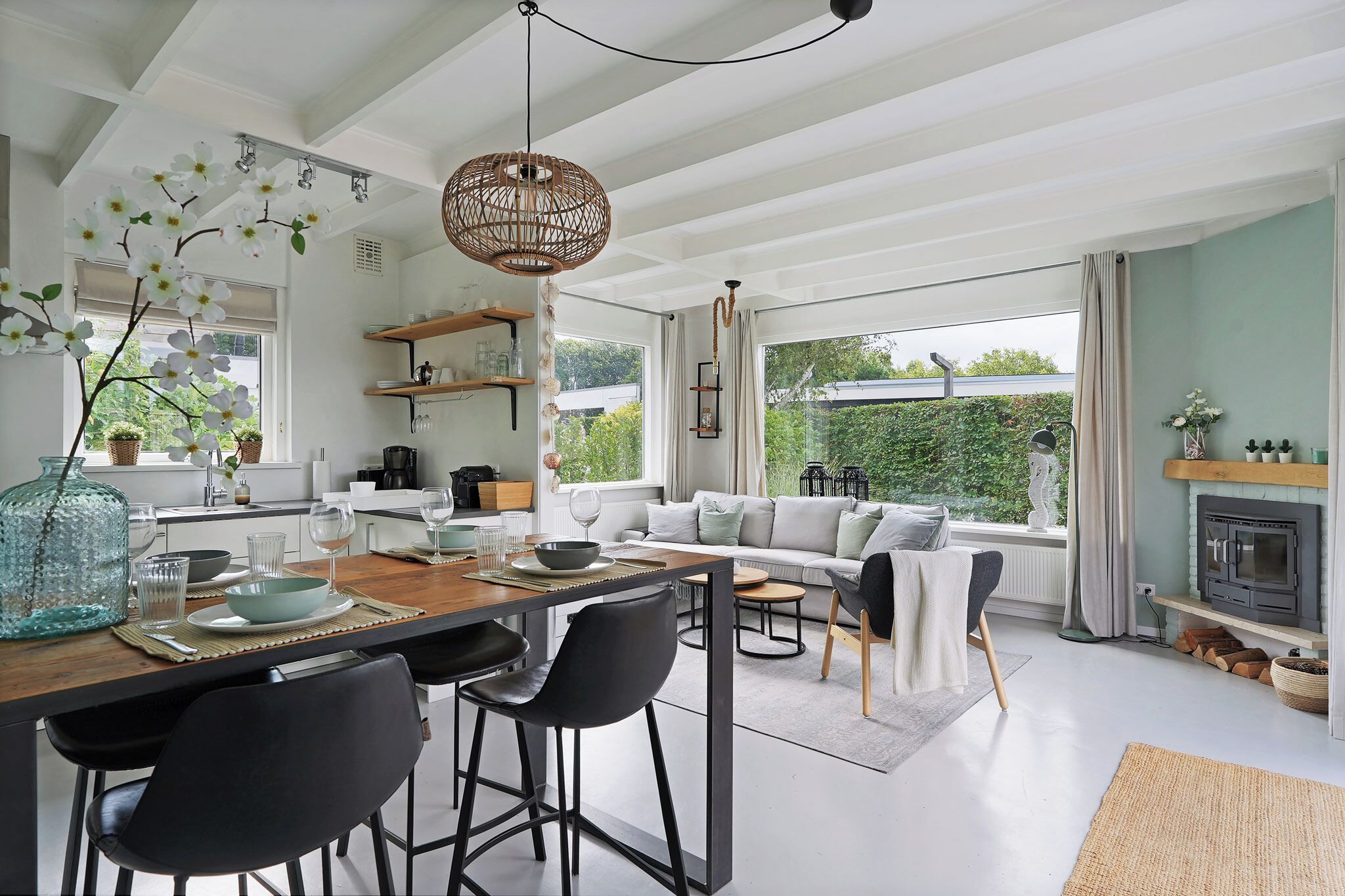 テレビ、暖炉、ビデオライブラリ