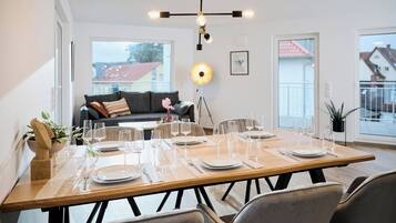 Superior-Penthouse, 2 Schlafzimmer, Terrasse | Wohnbereich | Fußbodenheizung