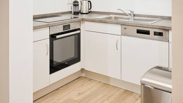 Superior-Apartment, Balkon, Blick auf den Innenhof | Eigene Küche