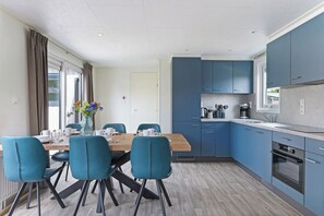 Fridge, microwave, stovetop, dishwasher - Brand new chalet 6 P, lots of comfort and spacious garden. (Ouddorp)