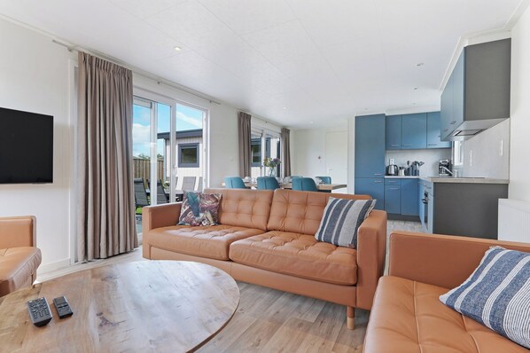 TV, video library - Brand new chalet 6 P, lots of comfort and spacious garden. (Ouddorp)