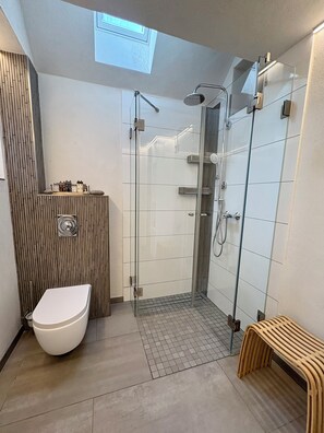 Dusche, Handtücher, Seife, Shampoo