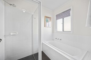 Dusche, Haartrockner, Handtücher