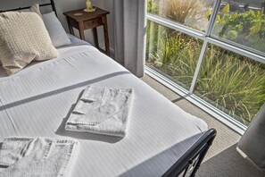 3 bedrooms, iron/ironing board, internet, bed sheets