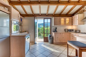 Réfrigérateur, four à micro-ondes, un four, surface de cuisson