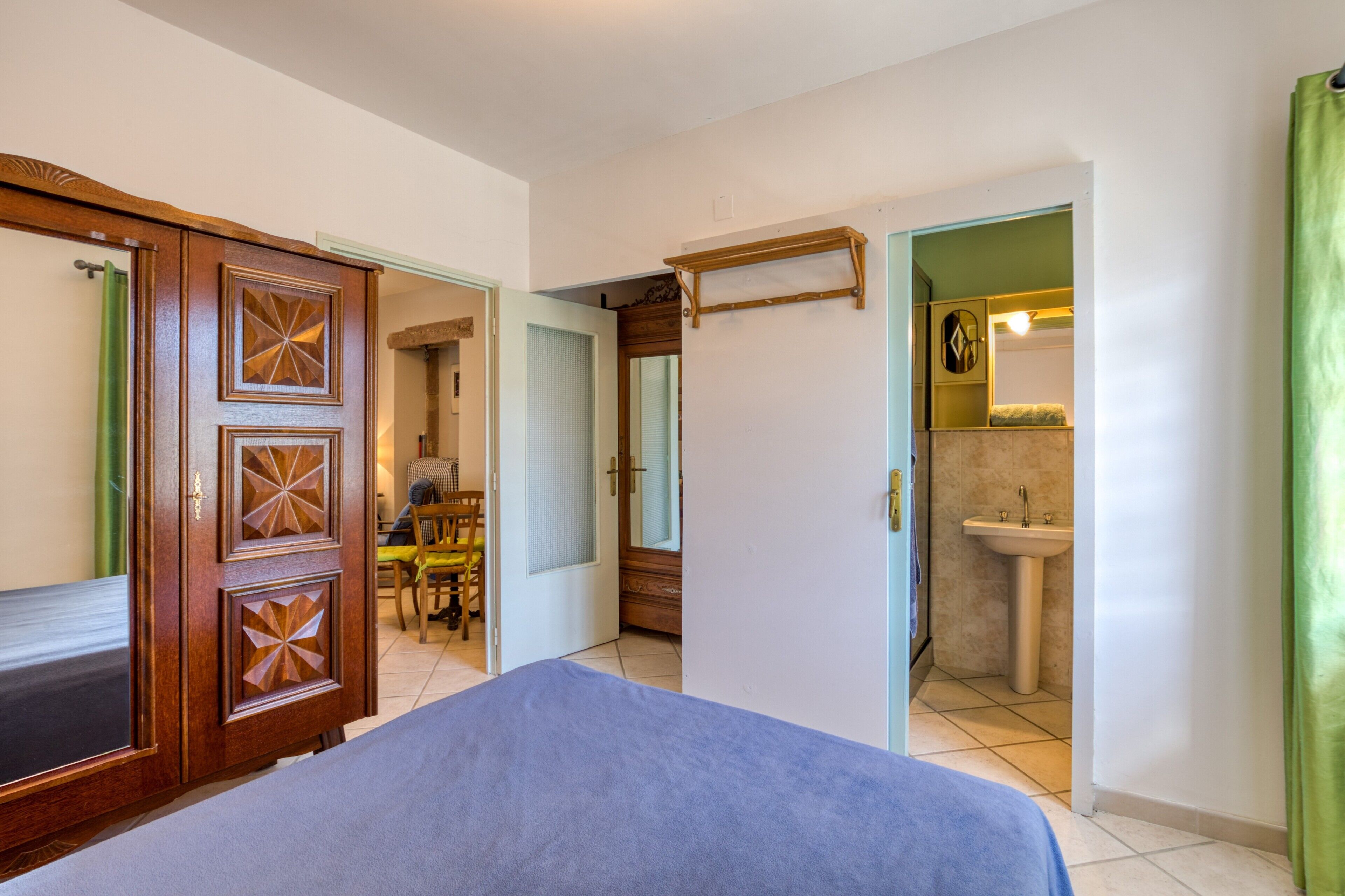 3 bedrooms, desk, WiFi, bed sheets