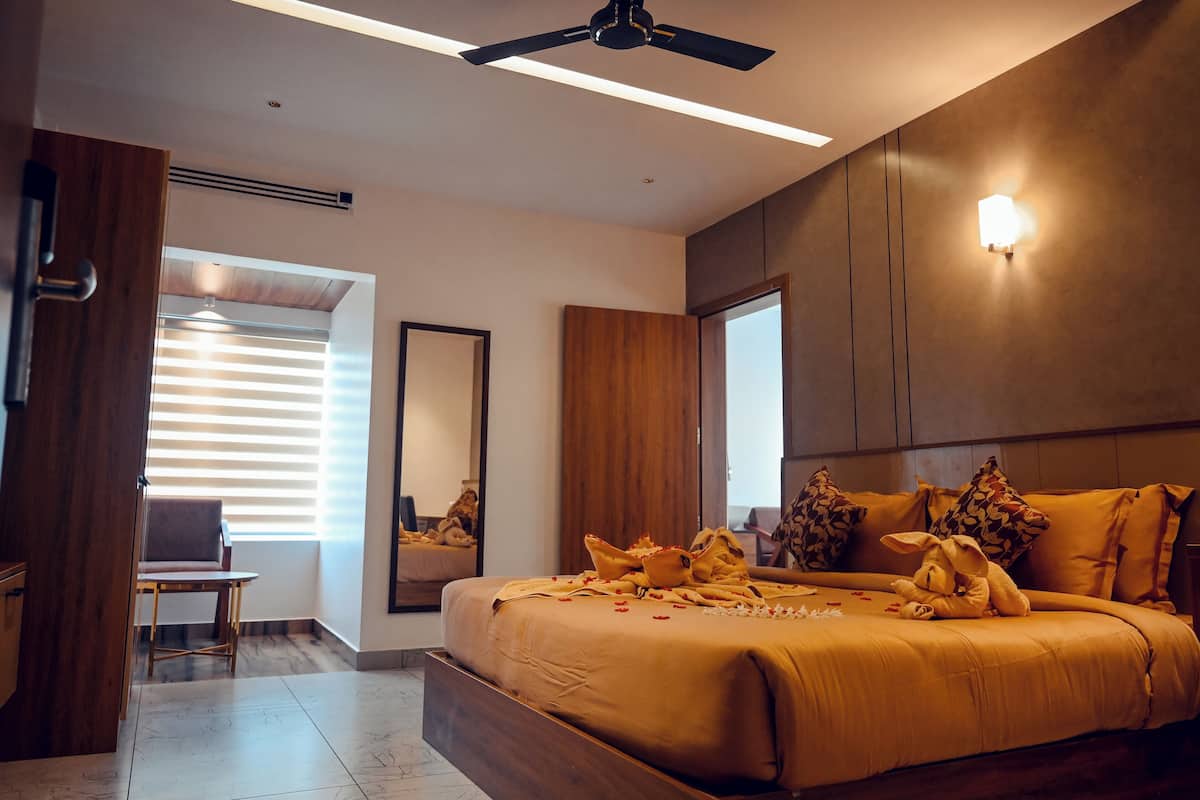 Luxury Suite, Mountain View | Iron/ironing board, free WiFi