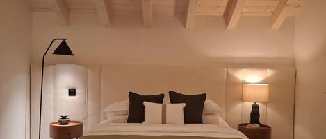 3 bedrooms, iron/ironing board, internet, bed sheets
