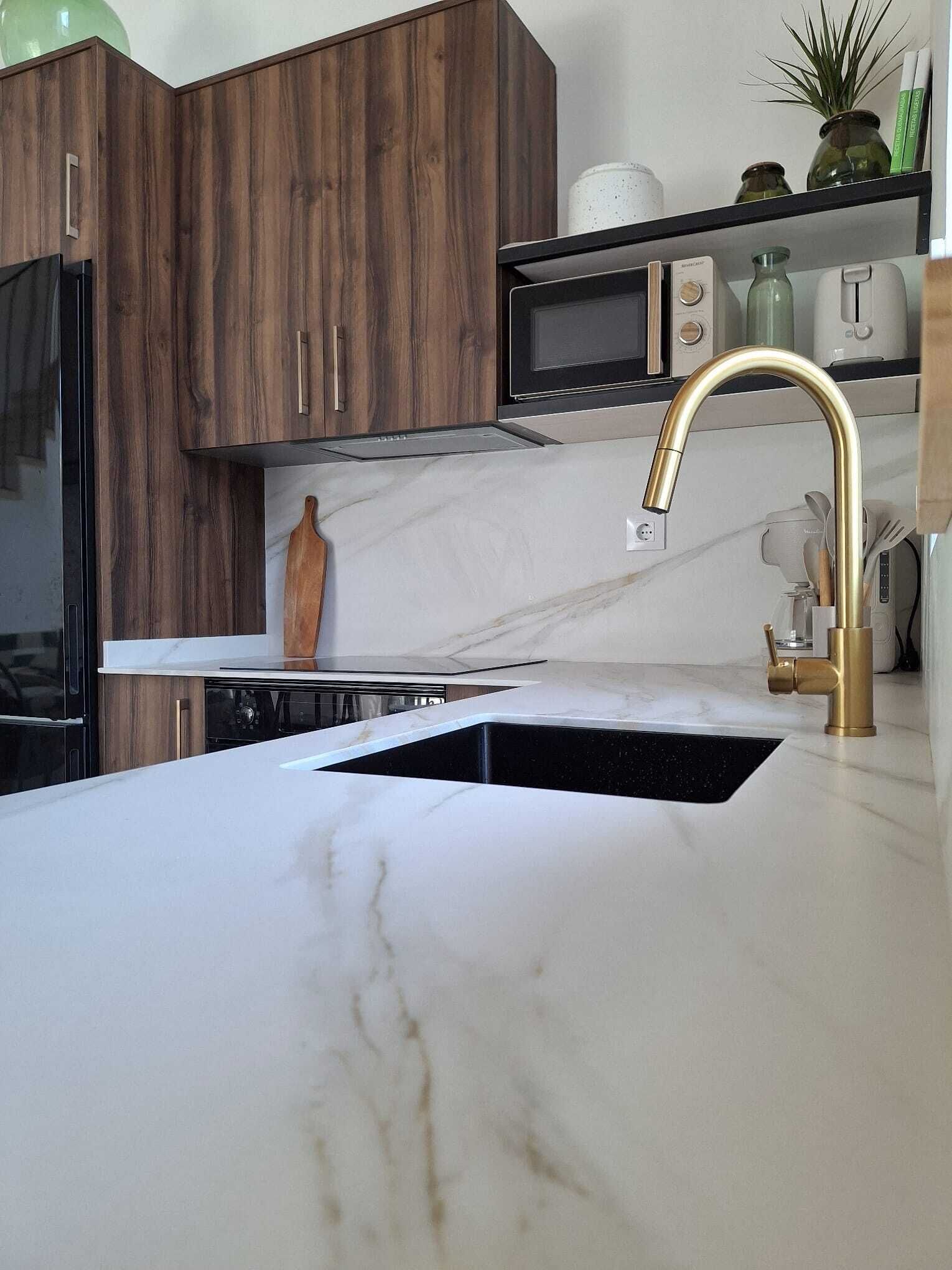 Een magnetron, een oven, een kookplaat, een vaatwasser