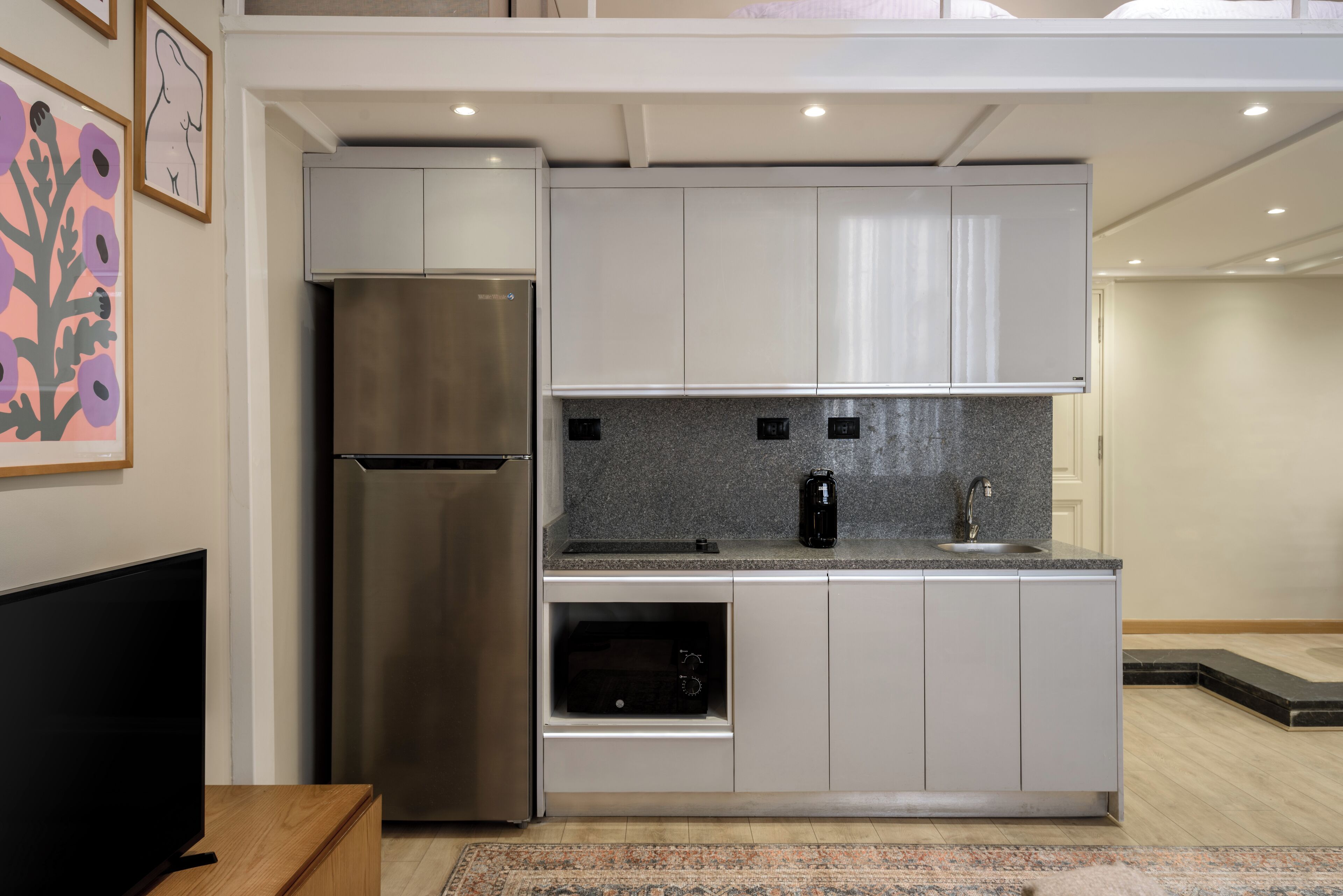 Lemari es besar, microwave, kompor, dan ketel listrik