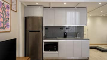 Full-sized fridge, microwave, stovetop, electric kettle