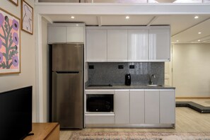 Bếp nấu, ấm điện, dụng cụ vệ sinh