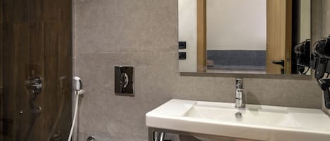 Un baño moderno con bañera, lavamanos y ducha.