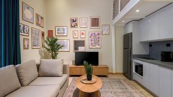 Deluxe-loftsværelse | Opholdsområde | 45-tommers smart-tv med satellitkanaler