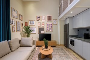 Loft luxo | Área de estar | Smart TV 45 polegadas com canais via satélite