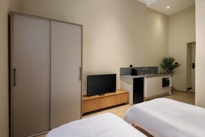 Quarto casal luxo | Escrivaninha, roupa de cama